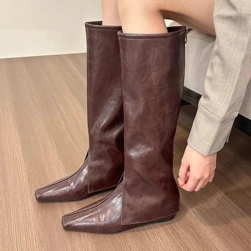 Interior Designer - Flache High-Heel-Stiefel mit spitzer Zehenpartie und